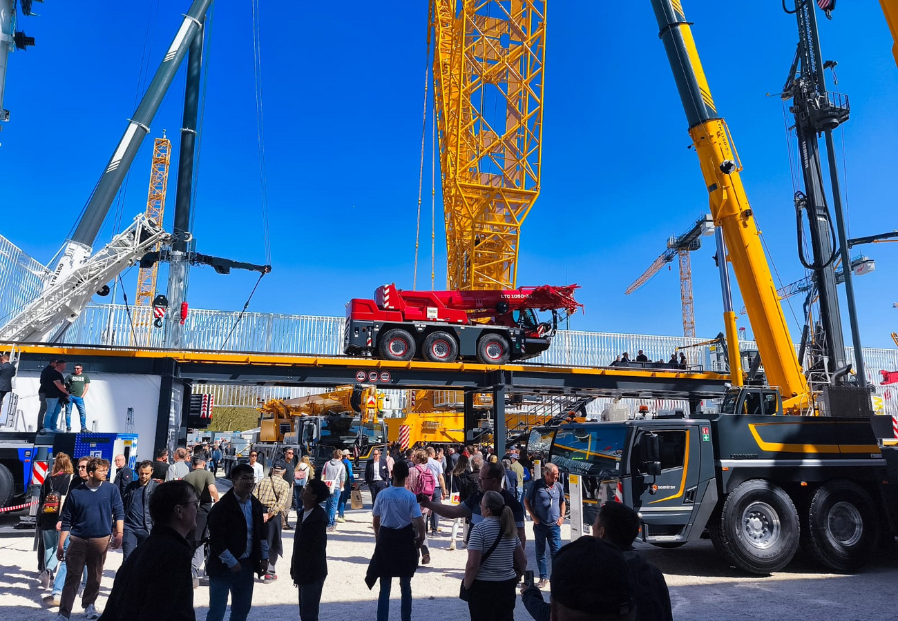 Technik der Superlative: Schwerlastlogistik auf der BAUMA 2025 Krananlagen und Mobilgeräte als Blickfang auf der Messe