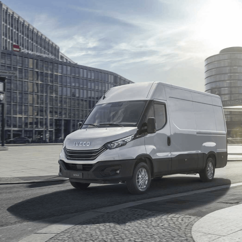 IVECO Daily Transporter vor modernem Stadtgebäude, bereit für Service und Reparatur in der IVECO Werkstatt Pfnier